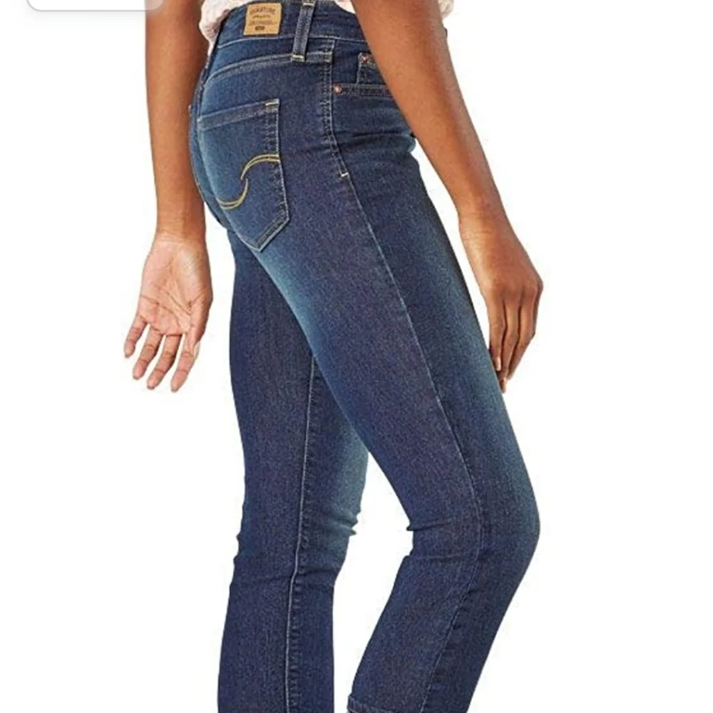 Signature by Levi Strauss & Co. Gold Label Women's Mid-Rise Slim Fit Capris - Picture 4 of 14